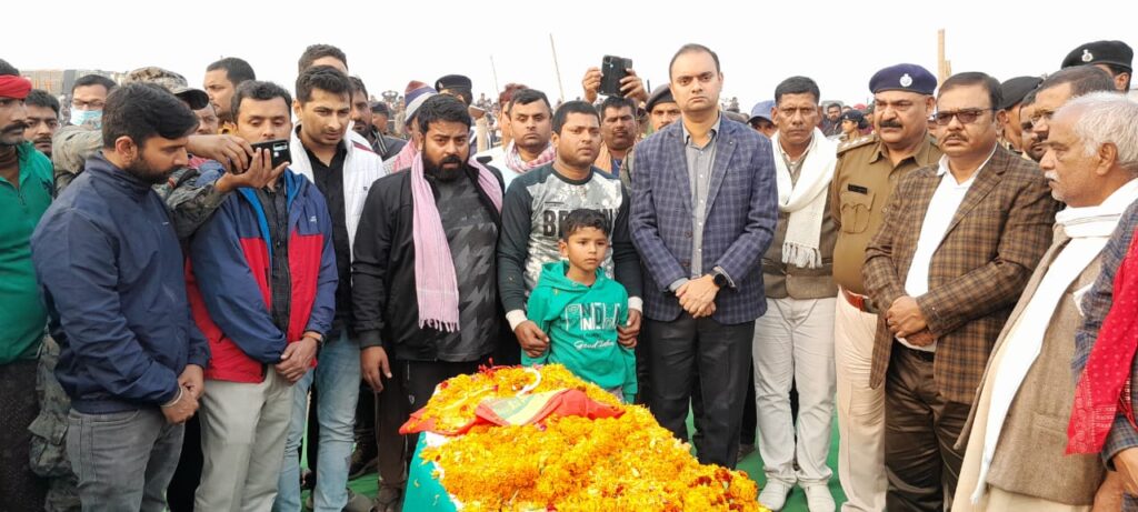 शहीद JCO चंदन कुमार का अगुवानी गंगा घाट पर सैनिक सम्मान के साथ हुई अंतिम संस्कार, मौजूद लोगों की आंखे नम 9 IMG 20221226 WA0005 1