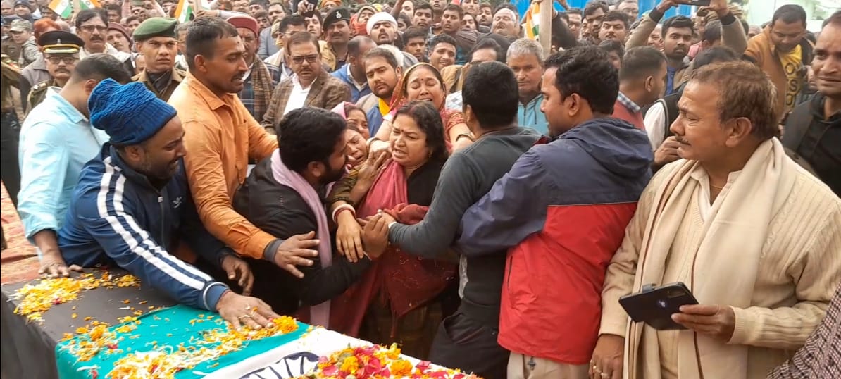 शहीद JCO चंदन कुमार का अगुवानी गंगा घाट पर सैनिक सम्मान के साथ हुई अंतिम संस्कार, मौजूद लोगों की आंखे नम 4 IMG 20221226 WA0006
