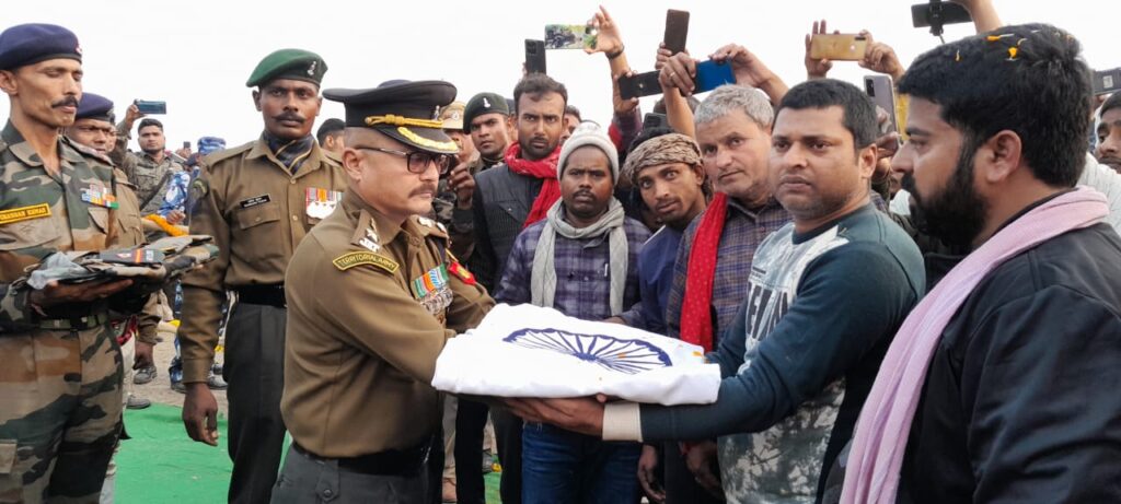शहीद JCO चंदन कुमार का अगुवानी गंगा घाट पर सैनिक सम्मान के साथ हुई अंतिम संस्कार, मौजूद लोगों की आंखे नम 5 IMG 20221226 WA0008