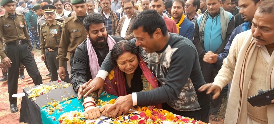 शहीद JCO चंदन कुमार का अगुवानी गंगा घाट पर सैनिक सम्मान के साथ हुई अंतिम संस्कार, मौजूद लोगों की आंखे नम 3 IMG 20221226 WA0012 1