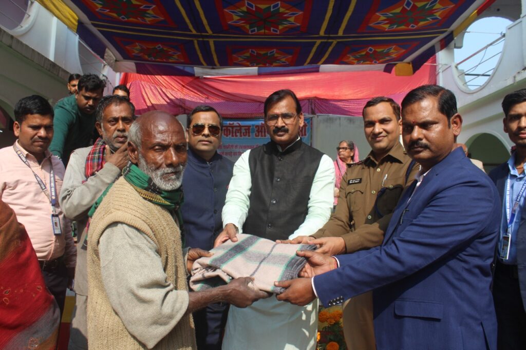 अर्जुन कॉलेज में 3500 कंबल एवं शॉल का वितरण । 2 IMG 20221226 WA0014