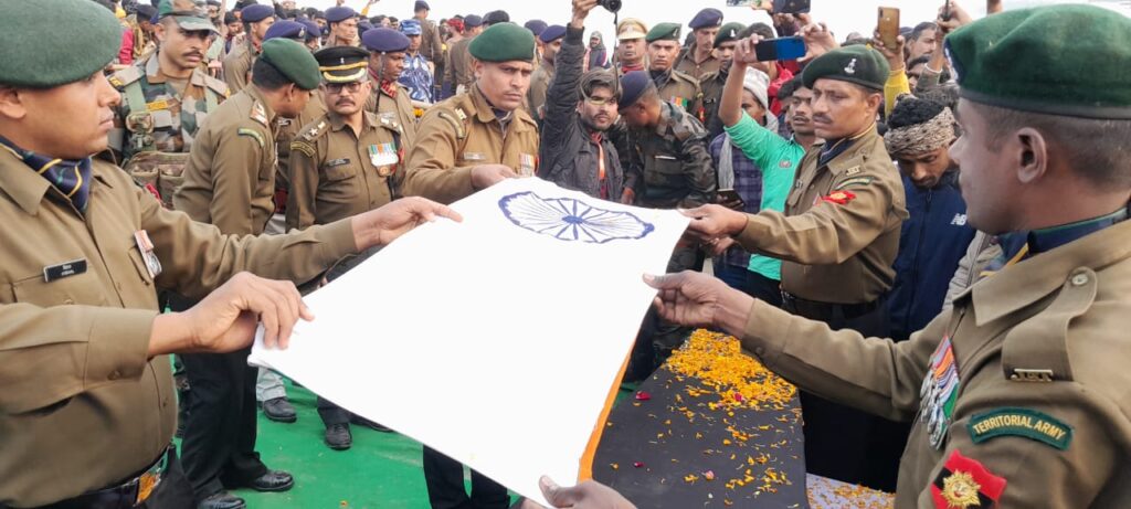शहीद JCO चंदन कुमार का अगुवानी गंगा घाट पर सैनिक सम्मान के साथ हुई अंतिम संस्कार, मौजूद लोगों की आंखे नम 13 IMG 20221226 WA0015
