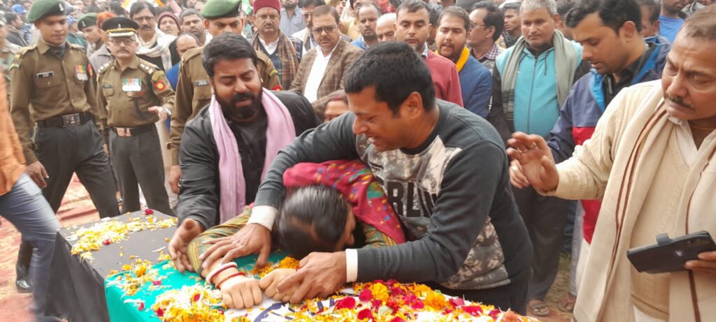 शहीद JCO चंदन कुमार का अगुवानी गंगा घाट पर सैनिक सम्मान के साथ हुई अंतिम संस्कार, मौजूद लोगों की आंखे नम 12 IMG 20221226 WA0016 1