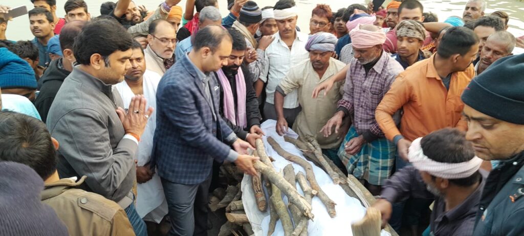 शहीद JCO चंदन कुमार का अगुवानी गंगा घाट पर सैनिक सम्मान के साथ हुई अंतिम संस्कार, मौजूद लोगों की आंखे नम 7 IMG 20221226 WA0017 1