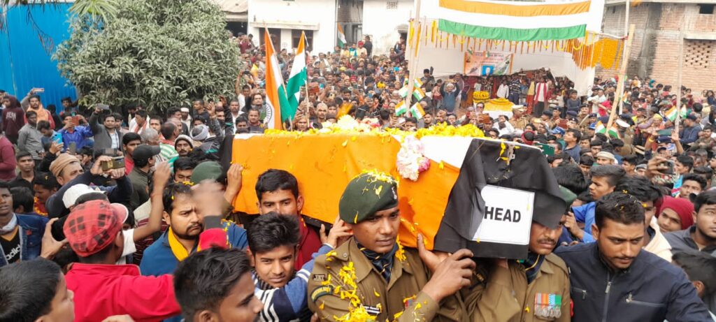 शहीद JCO चंदन कुमार का अगुवानी गंगा घाट पर सैनिक सम्मान के साथ हुई अंतिम संस्कार, मौजूद लोगों की आंखे नम 2 IMG 20221226 WA0019