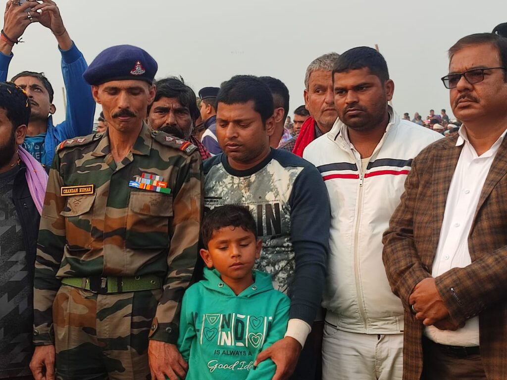 शहीद JCO चंदन कुमार का अगुवानी गंगा घाट पर सैनिक सम्मान के साथ हुई अंतिम संस्कार, मौजूद लोगों की आंखे नम 16 IMG 20221226 WA0020 1