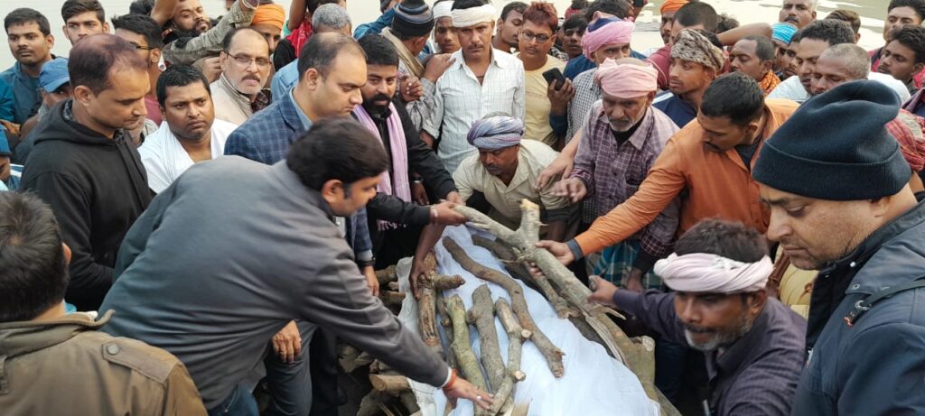 शहीद JCO चंदन कुमार का अगुवानी गंगा घाट पर सैनिक सम्मान के साथ हुई अंतिम संस्कार, मौजूद लोगों की आंखे नम 14 IMG 20221226 WA0021 1