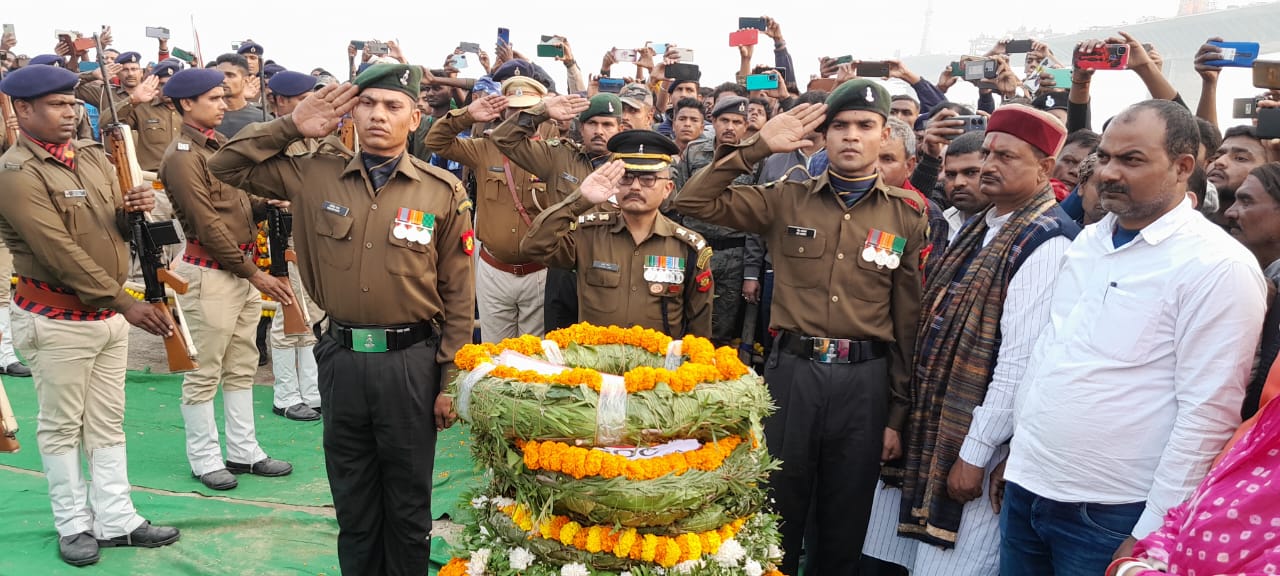 शहीद JCO चंदन कुमार का अगुवानी गंगा घाट पर सैनिक सम्मान के साथ हुई अंतिम संस्कार, मौजूद लोगों की आंखे नम 15 IMG 20221226 WA0023