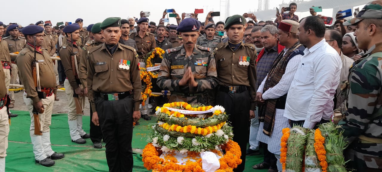 शहीद JCO चंदन कुमार का अगुवानी गंगा घाट पर सैनिक सम्मान के साथ हुई अंतिम संस्कार, मौजूद लोगों की आंखे नम 17 IMG 20221226 WA0024