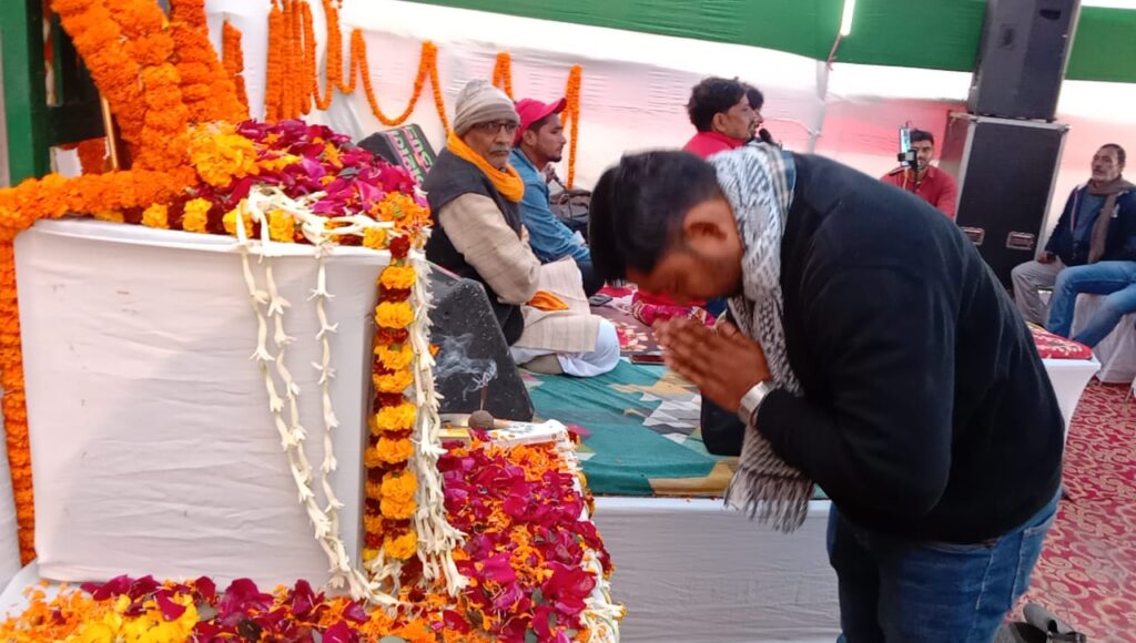 नयागांव में शहीद जेसीओ चंदन कुमार मिश्र के सम्मान में श्रद्धांजलि समारोह का आयोजन में फुटफुटकर रोये लोग 4 IMG 20230104 WA0003