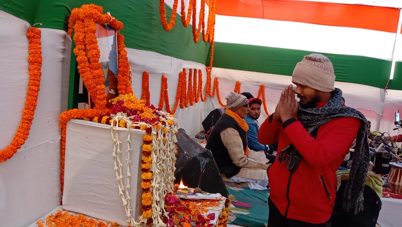 नयागांव में शहीद जेसीओ चंदन कुमार मिश्र के सम्मान में श्रद्धांजलि समारोह का आयोजन में फुटफुटकर रोये लोग 5 IMG 20230104 WA0009 1