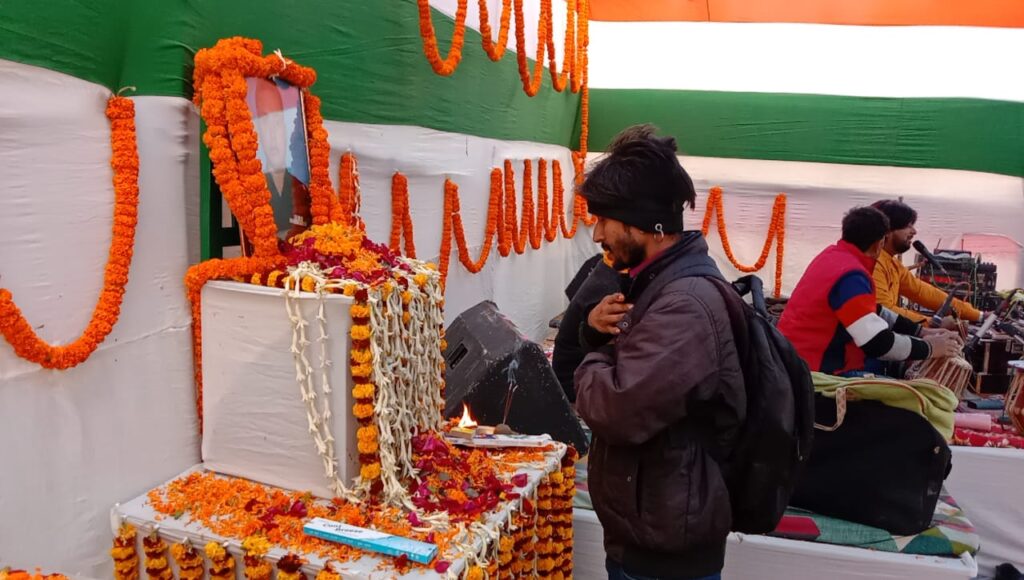 नयागांव में शहीद जेसीओ चंदन कुमार मिश्र के सम्मान में श्रद्धांजलि समारोह का आयोजन में फुटफुटकर रोये लोग 3 IMG 20230104 WA0010