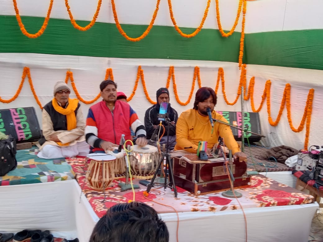 नयागांव में शहीद जेसीओ चंदन कुमार मिश्र के सम्मान में श्रद्धांजलि समारोह का आयोजन में फुटफुटकर रोये लोग 7 IMG 20230104 WA0013