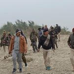 Inq Tmp 37 किसानों को भयमुक्त करने और फरार अपराधी कुख्यात कन्हैया चौधरी की गिरफ्तारी के लिए दो थानों की पुलिस ने दियारा क्षेत्र में चलाया सर्च ऑपरेशन, कुख्यात फरार।।