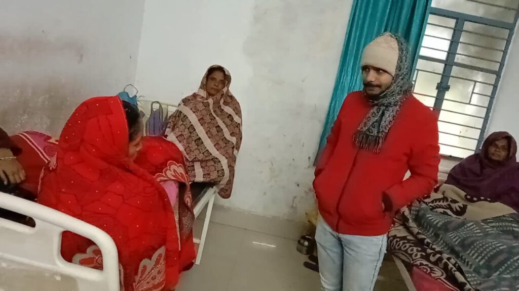 भीषण ठंड में प्रसवी महिला को लेकर नहीं है कोई समुचित व्यवस्था, मजबूरन ठंड में बिता रही रात ।। 2 IMG 20230106 WA0004 1