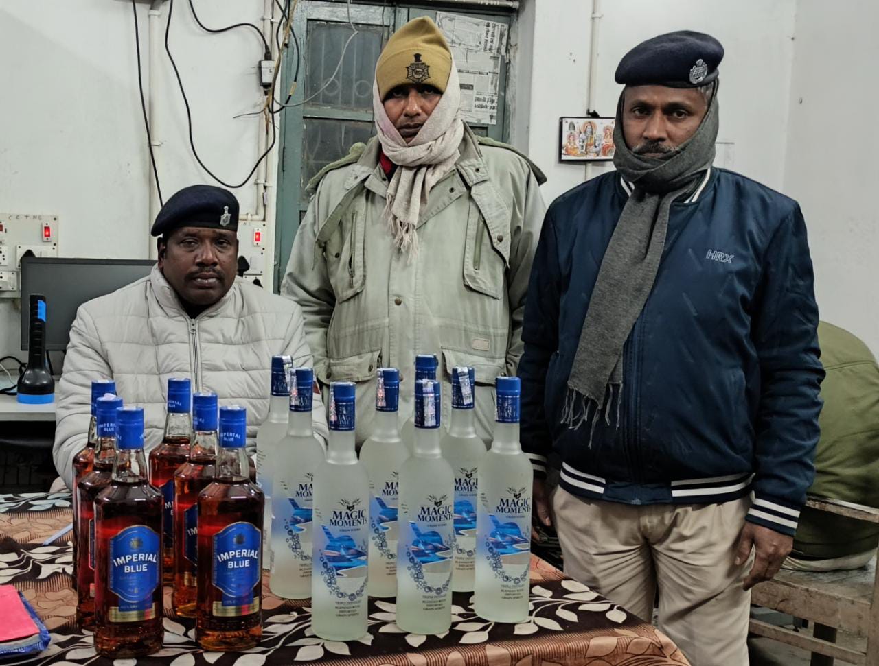 नवगछिया रेलवे स्टेशन पर चेकिंग के दौरान 14 बोतल विदेशी शराब बरामद ।। IMG 20230107 WA0067