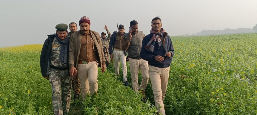 बिहपुर सोनवर्षा के कुख्यात अपराधी कन्हैया की गिरफ्तारी के लिए नवगछिया एसपी ने कई थानों की पुलिस के साथ बिहपुर, नारायणपुर गंगा दियारा इलाके में चलाया पैदल कॉम्बिंग ऑपरेशन ।। 2 IMG 20230109 WA0002