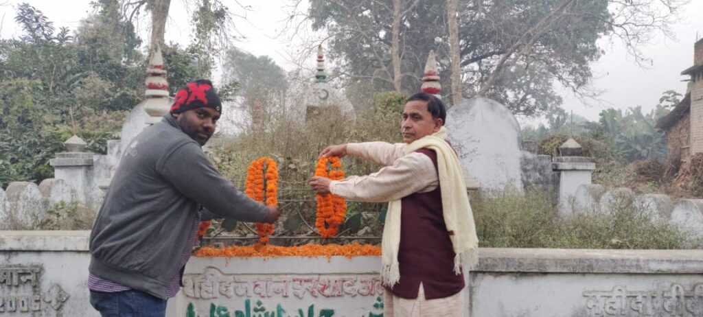 राजस्थान में शहीद खगड़िया के लाल इरशाद अली के कब्र पर फुल माला चढा लोगों ने नम आंखों से दिया श्रद्धांजलि 2 IMG 20230112 WA0009