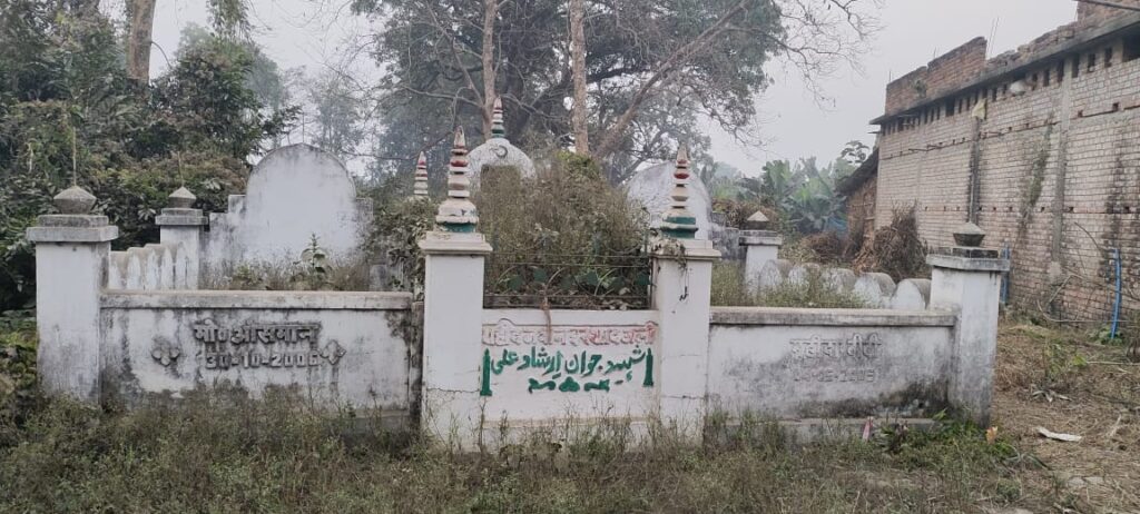राजस्थान में शहीद खगड़िया के लाल इरशाद अली के कब्र पर फुल माला चढा लोगों ने नम आंखों से दिया श्रद्धांजलि 4 IMG 20230112 WA0014