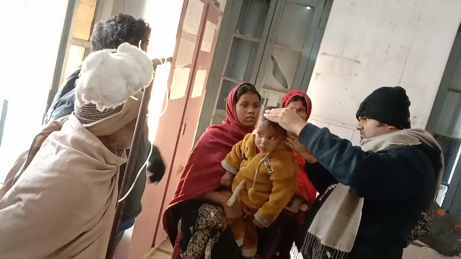 मां के आंखें से ओझल हो छत से गिरा बालक की स्थानीय अस्पताल में हुई इलाज ।। IMG 20230112 WA0027