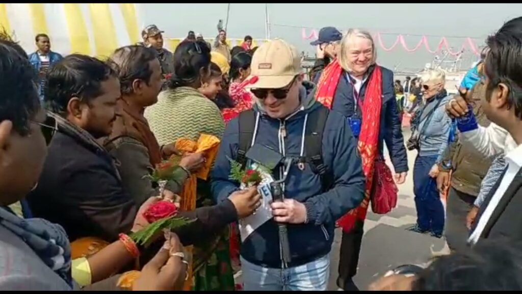 वाराणसी से चलकर गंगा विलास क्रुज अगुवानी गंगा घाट तट को छुते हुए पहुंचे सुल्तानगंज, उमड़ी लोगों की भीड़ 6 IMG 20230120 WA0001