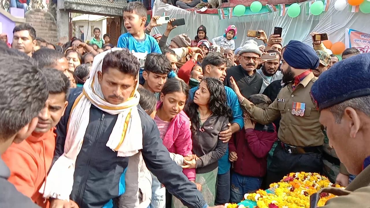 शहीद हवलदार अंकेश चौधरी का सैनिक सम्मान के साथ अगुवानी गंगा घाट में हुई अंतिम संस्कार 11 IMG 20230202 WA0003
