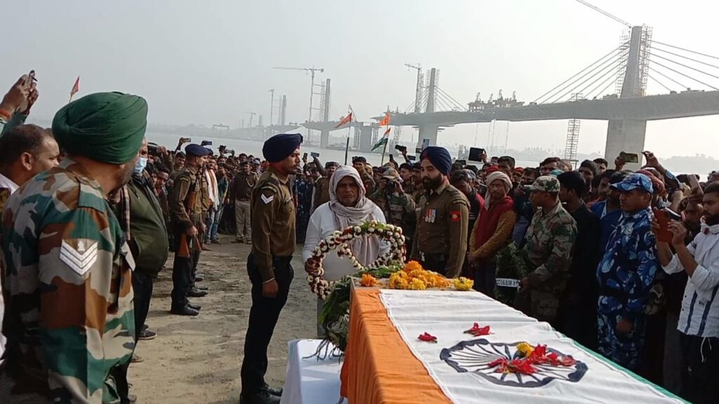 शहीद हवलदार अंकेश चौधरी का सैनिक सम्मान के साथ अगुवानी गंगा घाट में हुई अंतिम संस्कार 5 IMG 20230202 WA0004
