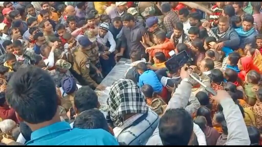 शहीद हवलदार अंकेश चौधरी का सैनिक सम्मान के साथ अगुवानी गंगा घाट में हुई अंतिम संस्कार 9 IMG 20230202 WA0014