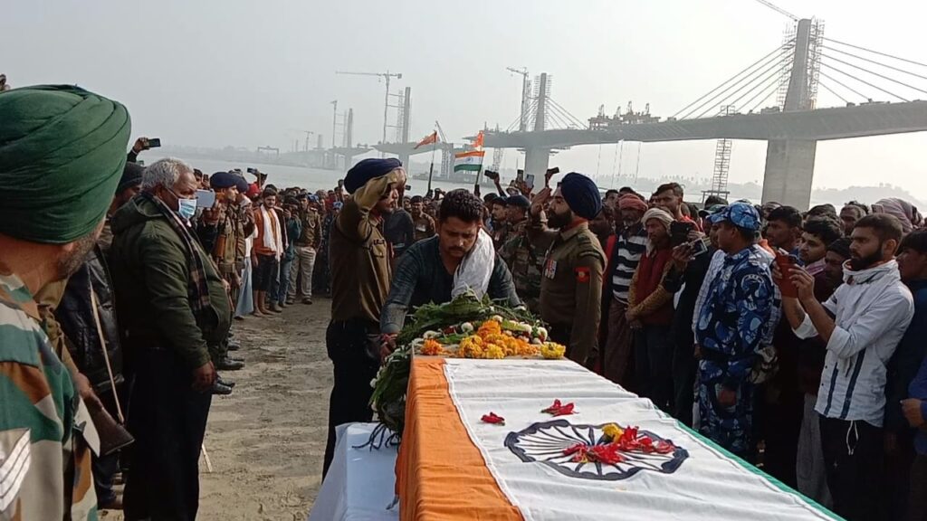शहीद हवलदार अंकेश चौधरी का सैनिक सम्मान के साथ अगुवानी गंगा घाट में हुई अंतिम संस्कार 15 IMG 20230202 WA0015