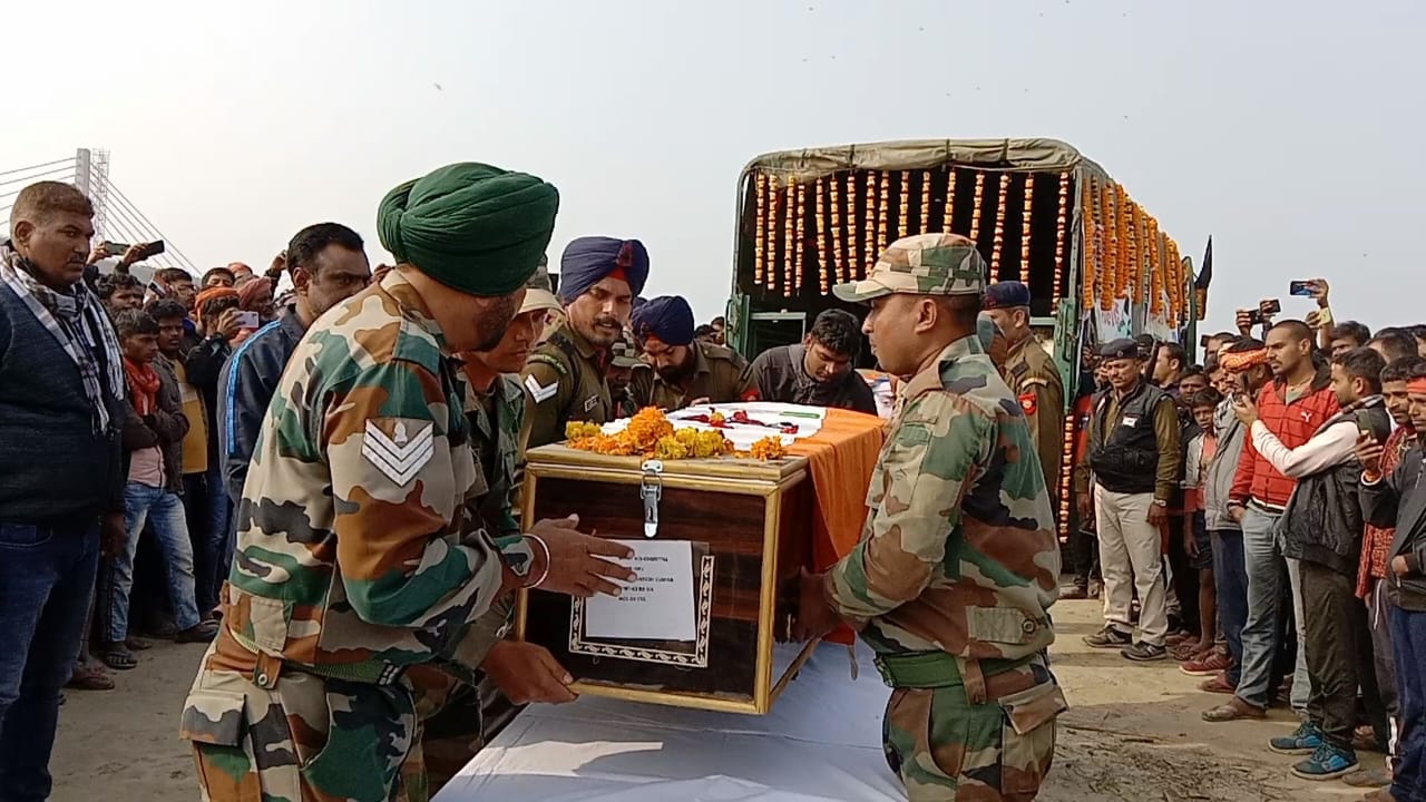 शहीद हवलदार अंकेश चौधरी का सैनिक सम्मान के साथ अगुवानी गंगा घाट में हुई अंतिम संस्कार 13 IMG 20230202 WA0017