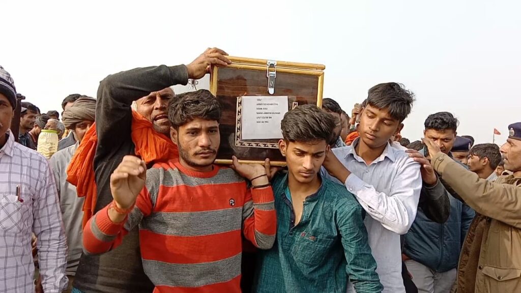 शहीद हवलदार अंकेश चौधरी का सैनिक सम्मान के साथ अगुवानी गंगा घाट में हुई अंतिम संस्कार 10 IMG 20230202 WA0019
