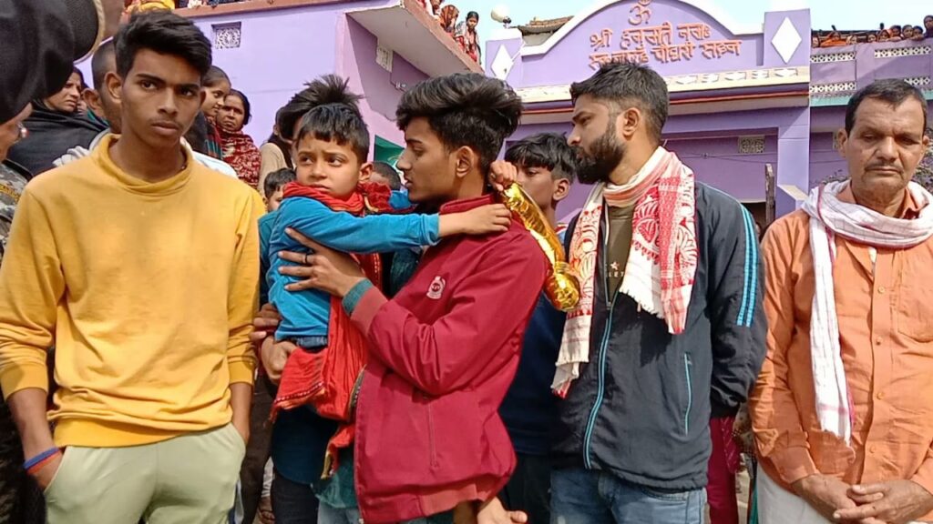 शहीद हवलदार अंकेश चौधरी का सैनिक सम्मान के साथ अगुवानी गंगा घाट में हुई अंतिम संस्कार 7 IMG 20230202 WA0021