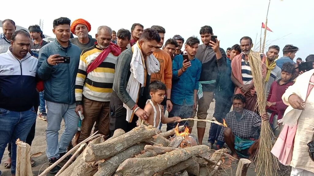 शहीद हवलदार अंकेश चौधरी का सैनिक सम्मान के साथ अगुवानी गंगा घाट में हुई अंतिम संस्कार 2 IMG 20230202 WA0022