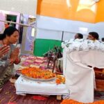 शहीद अंकेश चौधरी के श्रद्धांजलि समारोह में बीडीओ समेत अन्य लोगों ने तेलचित्र पर किया पुष्प अर्पित