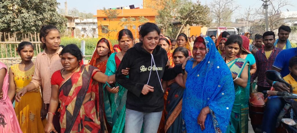 BSF हेड कांस्टेबल व शहीद नित्यानंद दास की अगुवानी गंगा घाट में सैनिक सम्मान के साथ हुई अंतिम संस्कार 2 IMG 20230212 WA0007 2