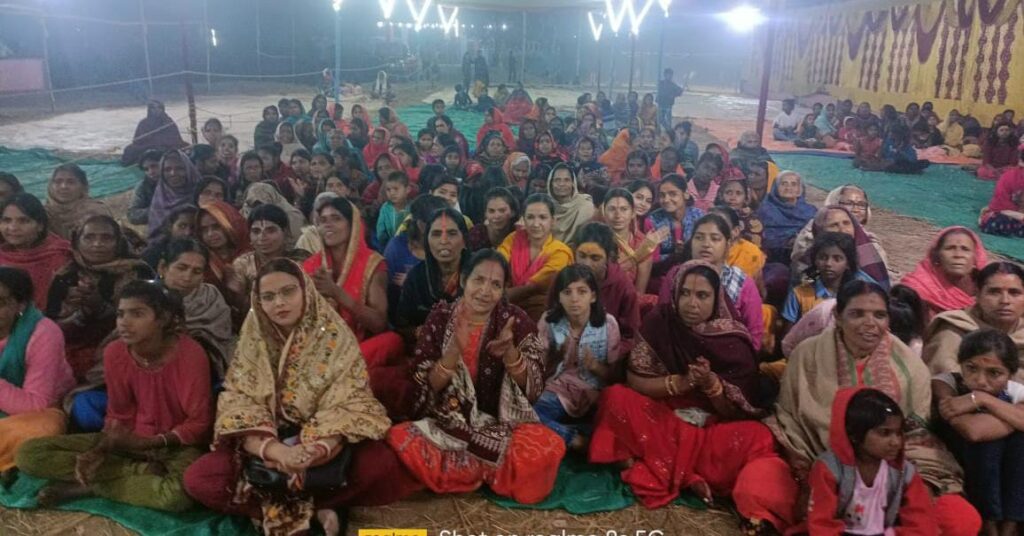 डुमरिया बुजुर्ग भगवती मंदिर में सिनेमा स्टेज स्टार गायिका के आगमन पर उमड़ी भीड़ 7 IMG 20230220 WA0005 2