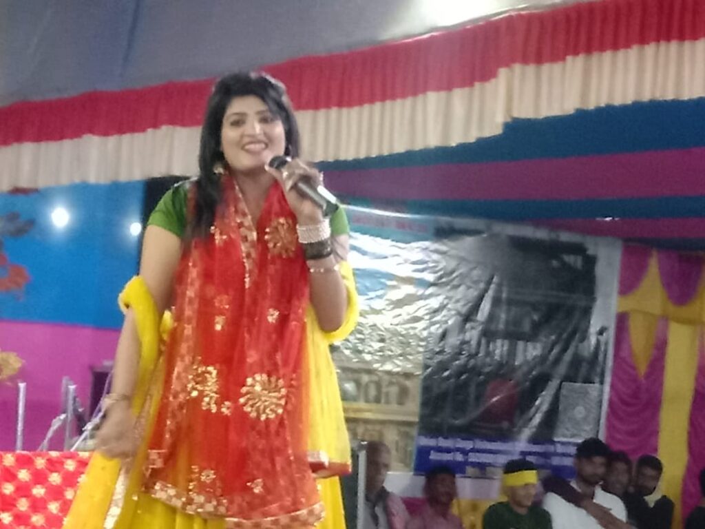 डुमरिया बुजुर्ग भगवती मंदिर में सिनेमा स्टेज स्टार गायिका के आगमन पर उमड़ी भीड़ 4 IMG 20230220 WA0007