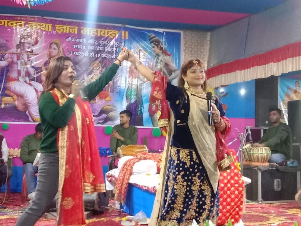 डुमरिया बुजुर्ग भगवती मंदिर में सिनेमा स्टेज स्टार गायिका के आगमन पर उमड़ी भीड़ 3 IMG 20230220 WA0008