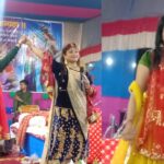 डुमरिया बुजुर्ग भगवती मंदिर में सिनेमा स्टेज स्टार गायिका के आगमन पर उमड़ी भीड़