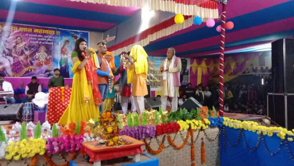डुमरिया बुजुर्ग भगवती मंदिर में सिनेमा स्टेज स्टार गायिका के आगमन पर उमड़ी भीड़ 5 IMG 20230220 WA0011
