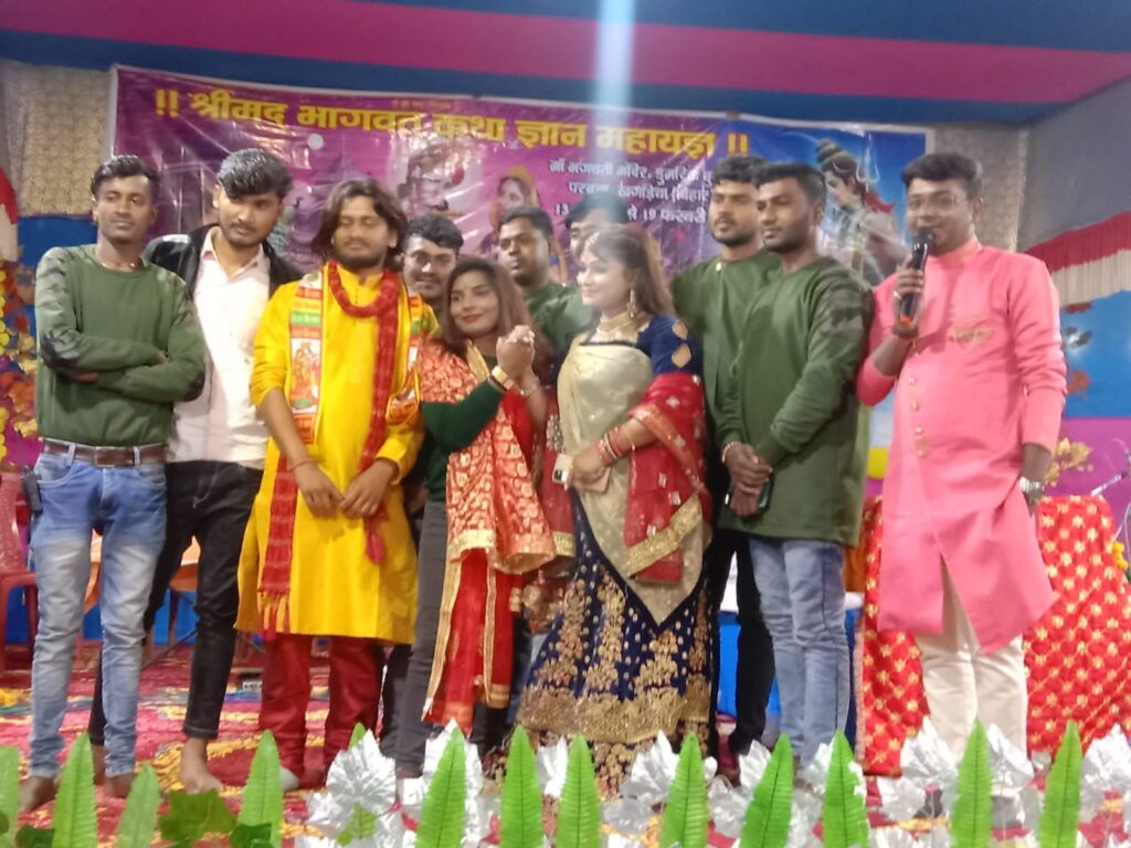 डुमरिया बुजुर्ग भगवती मंदिर में सिनेमा स्टेज स्टार गायिका के आगमन पर उमड़ी भीड़ 6 IMG 20230220 WA0013