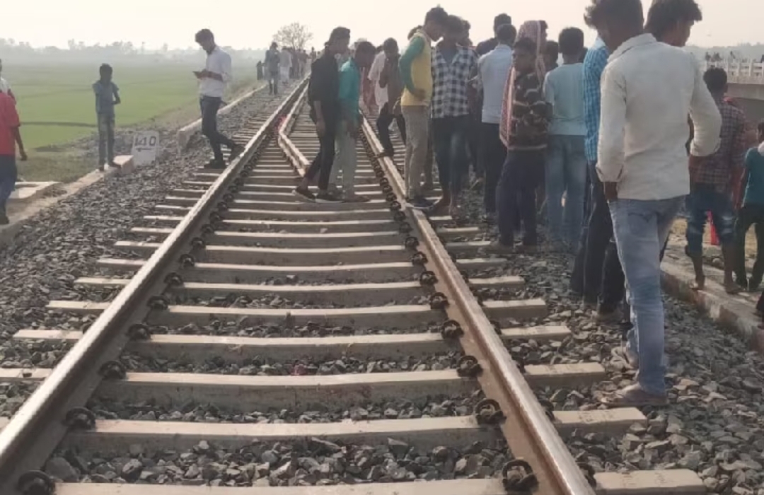 सुपौल में 15 महीने की बच्ची के साथ ट्रेन के आगे कूदी महिला, लगातार हो रहे ऐसे हादसे से सहमे लोग 1 Screenshot 20230225 131459 Samsung Internet