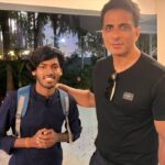 इससे पहले नीतू चंद्र और एक्टर सोनू सूद (Sonu Sood) ने ‘दिल दे दिया है’ गाने का वीडियो अपने ट्विटर पर शेयर करते हुए अमरजीत की जमकर तारीफ की थी. बता दें कि अमरजीत का खुद का यूट्यूब चैनल भी है, जिसपर वह समय समय पर वीडियो अपलोड करता है. सोनू सूद ने अमरजीत की जमकर तारीफ की थी. उन्होंने वीडियो शेयर करते हुए लिखा , एक बिहारी, सौ पे भारी. इस वायरल वीडियो पर लोगों ने भी प्रतिक्रिया देते हुए लड़के की आवाज की तारीफ की कुछ तो असली सिंगर से इस लड़के की तुलना करने लग गए. बता&hellip;