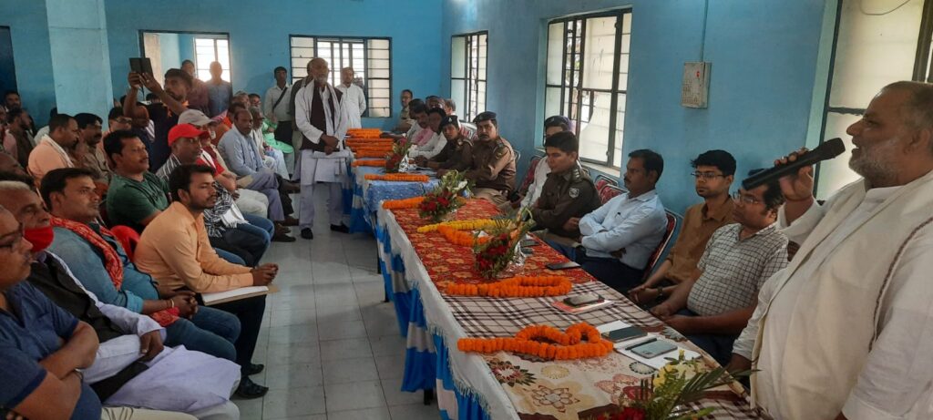 बिहपुर विधायक, नवगछिया एसडीओ, एसडीपीओ, जिप, बीडीओ, सीओ, इंस्पेक्टर व थानाध्यक्ष समेत जन प्रतिनिधि व दोनो संप्रदाय के प्रबुद्धजन हुए बैठक में शामिल 2 IMG 20230304 WA0071