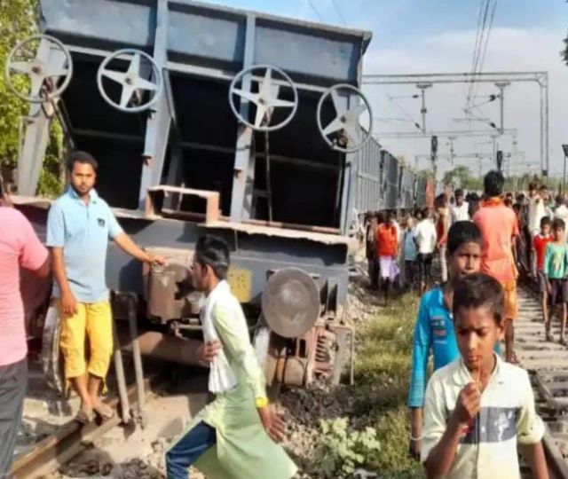 दरभंगा-सीतामढ़ी रेलखंड पर बड़ा हादसा, मालगाड़ी की तीन बोगी पटरी से उतरीं, परिचालन ठप 1 92b09fe91ae960c37115e5b3af53d9401680965556184624 original