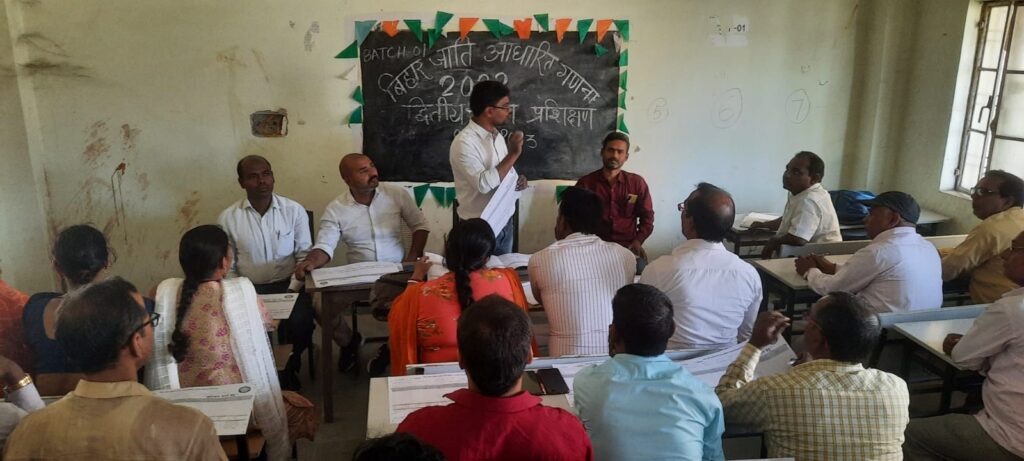 जाति गणना के द्वितीय चरण प्रशिक्षण का निरीक्षण करने बिहपुर पहुंचे एसडीओ ।। 2 IMG 20230407 WA0001