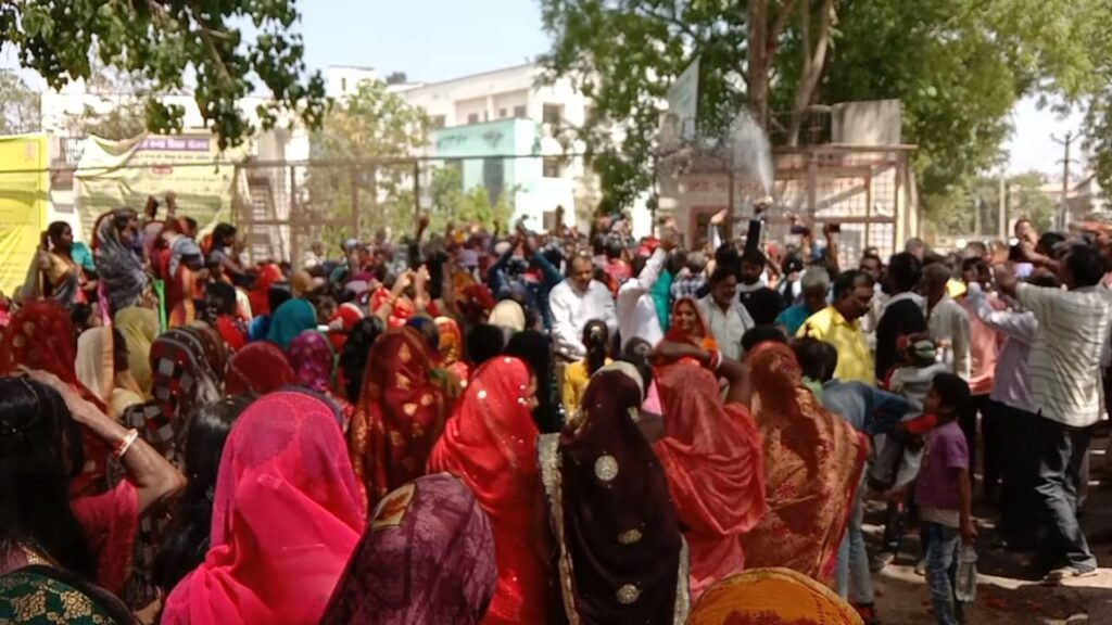 मत्स्य जीवी सहयोग समिति के चुनावी नामांकन को लेकर अंतिम दिन समर्थकों की दिखी काफी भीड़। 2 IMG 20230409 WA0005