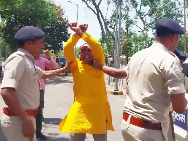 नई नियमावली पर पटना में फिर प्रदर्शन, शिक्षक अभ्यर्थियों को घसीटते हुए ले गई पुलिस 1 e13c13180858665929e9ced741fd1ec21681297015328169 original