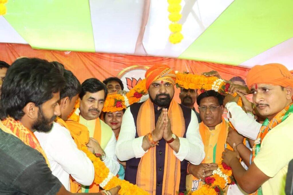 बिहपुर में भाजपा प्रदेश अध्यक्ष को सवा किलो चांदी का मुकुट पहनाकर किया नागरिक अभिनंदन। 3 FB IMG 1683635183719