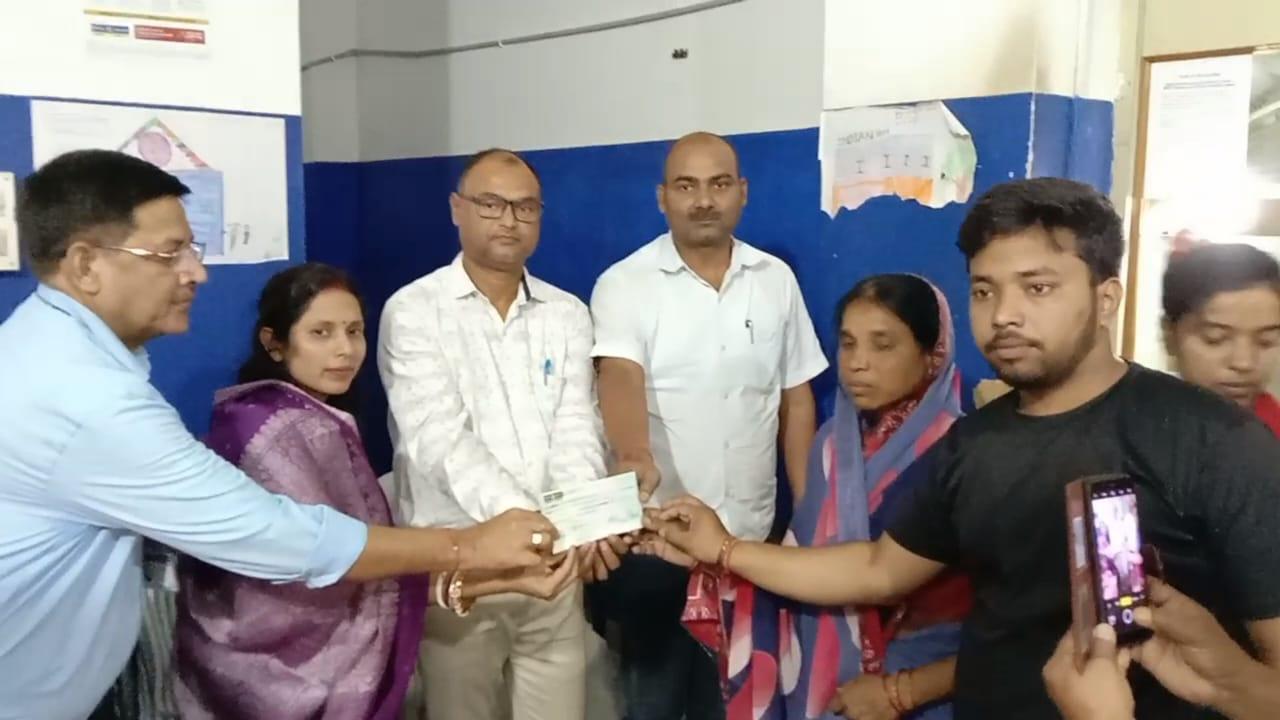 354 रुपए की बीमा राशि पर दुर्घटना के शिकार हुए परिजन को मिला 10 लाख रुपए का चेक IMG 20230504 WA0012